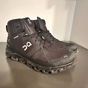 On Running Shoes in Black with Superior Cushioning and Lightweight Design